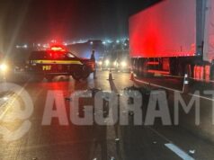 08:03 –
Idoso de 75 anos morre em batida entre motocicleta e carreta em rotatória da BR-364