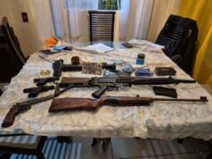 17:43 –
Fuzis com silenciador, pistolas, lança-rojão e mais itens de 'arsenal de guerra' de grupo são apreendidos pela PF