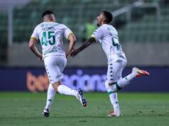 21:25 –
Com dois golaços de falta, Cuiabá vence segundo jogo seguido e entra no G4