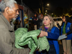 Prefeitura de Rondonópolis | Secretaria de Assistência Social distribui cobertores às pessoas em situação de rua durante frente fria