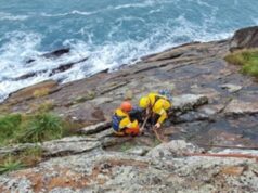 Bombeiros resgatam corpo encontrado em costão de praia em SC