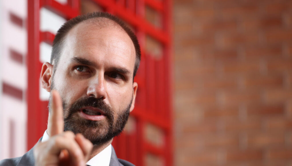 Deputado-Eduardo-Bolsonaro-PL-SP-eCC81-entrevistado-pelo-colunista-Paulo-Cappelli-no-estuCC81dio.jpeg