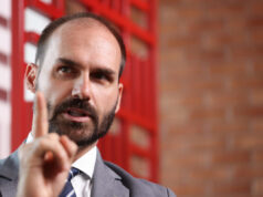 Eduardo Bolsonaro cogita presidência “se for missão dada pelo pai”