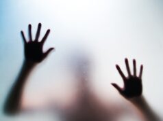 Grávida de 7 meses é estuprada e dá à luz a bebê morto no meio da rua