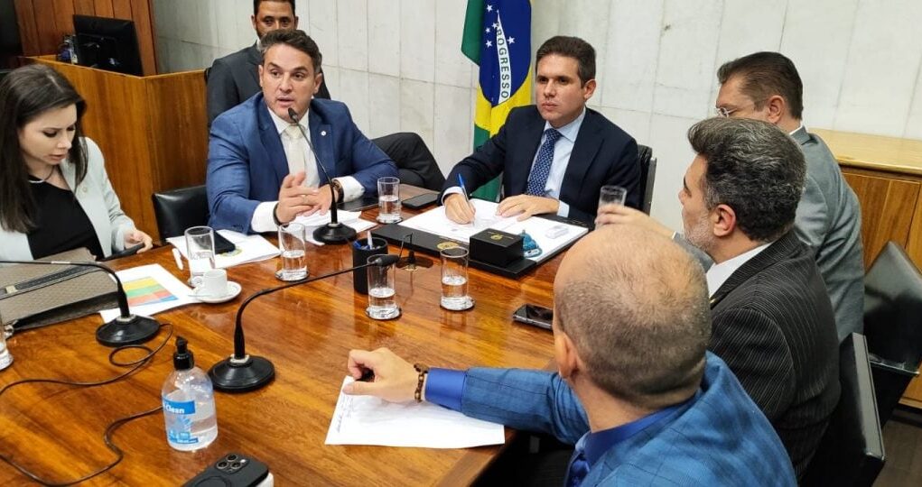 Oposicao-leva-exigencias-a-Hugo-Motta-e-presidente-da-Camara-sinaliza-pautar-revogacao-do-aumento-do.jpeg
