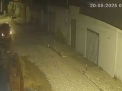 Vídeo flagra carro de PM deixando 3 homens em roubo a casa de idosos