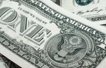 Dólar fecha em queda 1 dia após recuo do governo sobre IOF