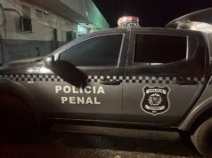 Presos por homicídio quebram carro de polícia e fogem durante transferência para presídio de MT