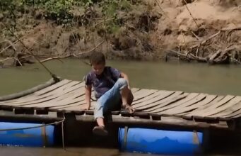 Comunidade improvisa balsa para garantir que crianças cheguem à escola há mais de 7 meses em MT | Mato Grosso