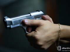 15:15 –
Policial penal é detido ao dar tiros com arma de PM nesta madrugada em Cuiabá