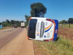Ônibus com 31 passageiros tomba na BR-364 após bater embarranco e deixa quatro pessoas feridas