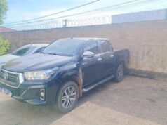 Polícia recupera Hilux com placas adulteradas e prende homem com porções de maconha R$ 2 mil em dinheiro