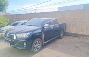 Polícia recupera Hilux com placas adulteradas e prende homem com porções de maconha R$ 2 mil em dinheiro