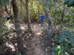 Homem é encontrado morto com cinto no pescoço, mãos e pernas amarradas e enrolado em lençol perto de rio