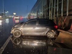 Condutor de Onix perde controle de veículo que aquaplana durante chuva e colide contra trincheira