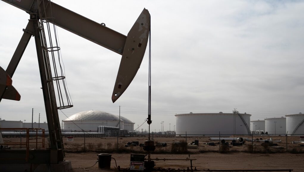 2025-04-17T180758Z_1_LYNXMPEL3G0Y6_RTROPTP_4_USA-OIL-FRACKING.jpg