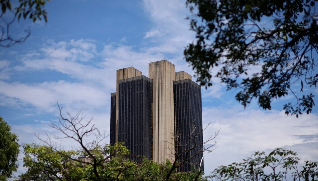 2025-05-12T215347Z_1_LYNXMPEL4B0XB_RTROPTP_4_BRAZIL-ECONOMY.jpg