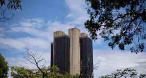 Copom repete que antecipa fim de altas, mas segue vigilante e pronto a reagir