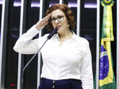 Corporativismo na Câmara salva o mandato de Carla Zambelli