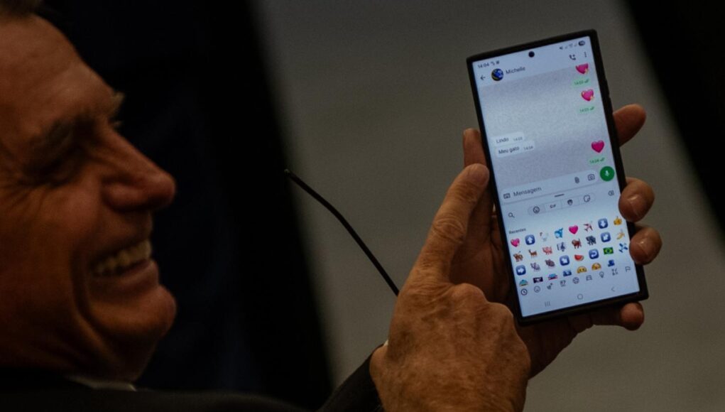 Bolsonaro-com-celular-na-mao.jpg