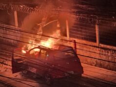 PE: carro derruba poste e fica em chamas; moradores resgatam motorista