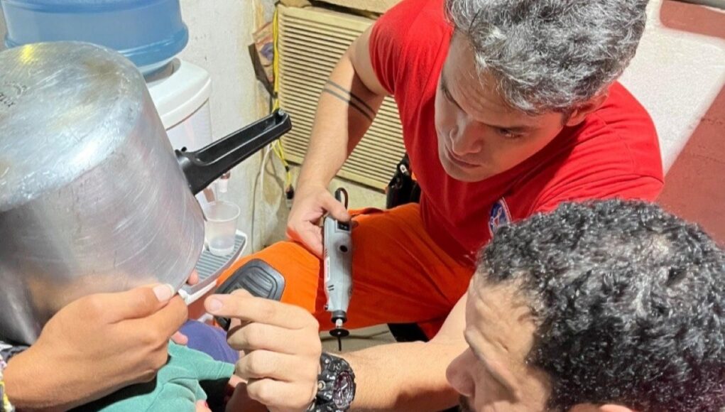 Crianca-de-2-anos-e-resgatada-com-panela-de-pressao-na-cabeca.jpg
