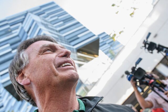 Ex-presidente-Jair-Bolsonaro-PL-conversa-com-jornalistas-apos-prestar-depoimento-sobre-a-atuacao-do.jpeg