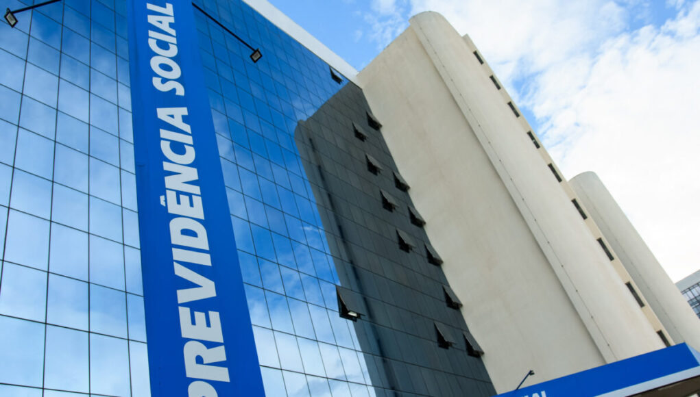 Fachada-da-Previdencia-Social-e-acesso-digital-aos-servicos-do-INSS-pelo-aplicativo-Meu-INSS-Mertrop.jpeg