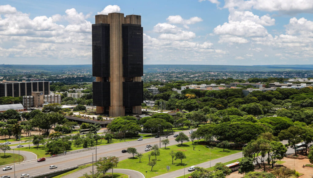 Fachada-do-edifiCC81cio-sede-do-Banco-Central-do-Brasil-em-BrasiCC81lia-MetroCC81poles-3-1200x.jpeg