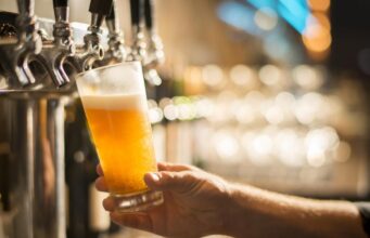 Homem obrigado a beber 4 litros de cerveja por dia processa Ambev