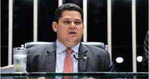 Alcolumbre promulga lei que reduz a pena de Jair Bolsonaro