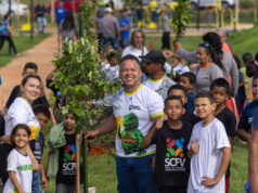 Prefeitura de Rondonópolis | Prefeito faz plantio de árvores com crianças do SCFV no Alfredo de Castro