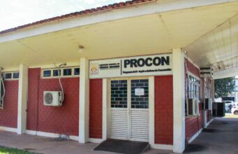 Prefeitura firma termo cooperação para orientar várzea-grandenses sobre uso consciente dos cartões consignados