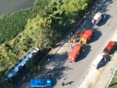 Vídeo: ônibus tomba na margem de canal no Rio e deixa 33 feridos