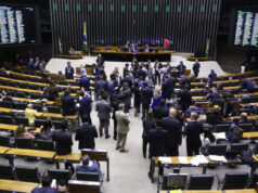 Câmara aprova urgência para derrubar IOF em derrota para Haddad