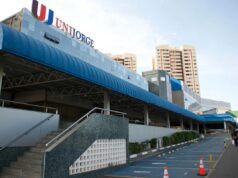 Dupla agride em faculdade jovem com jaqueta de torcida organizada