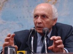 Medida “absurda” de Trump tende a unir a sociedade na defesa do país, avalia Ricupero