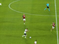 Ayrton Lucas leva a pior em choque e sai chorando com corte na canela; imagem é forte