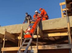 Trabalhador despenca de 3 metros em obra e é resgatado com suspeita de fratura na perna