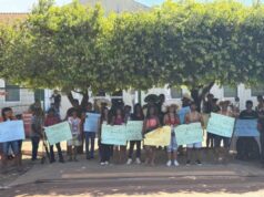 Indígenas protestam em frente ao fórum de Brasnorte em defesa de prefeito cassado