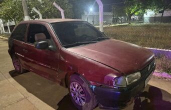 Homem segura arma para não ser assassinado mas é atropelado por criminosos