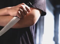 Homem morre após ser esfaqueado na frente de bar e outro fica ferido