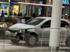 Pânico e correria: veja carro invadindo shopping em Goiânia. Vídeo