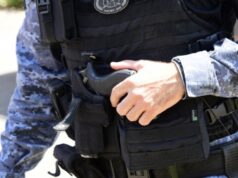 Mulher espancada por ex-companheiro com golpes de capacete se finge morta e acaba atropelada