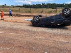 Mulher morre após veículo com 5 pessoas capotar em manobra para desviar de cachorro
