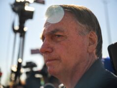 Bolsonaro volta atrás, nega elo com tarifas e diz que não poderia negociar com Trump