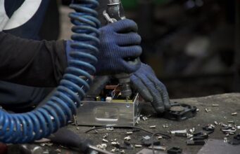 Setores mais sensíveis recebem o golpe de juros altos e produção industrial tem queda