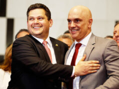 Alcolumbre ignora família Bolsonaro e não pautar impeachment