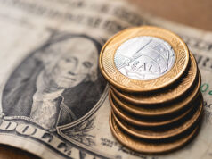 Dólar seguirá em alta? Como a tarifa de 50% de Trump deve impactar moeda no Brasil