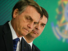 Fora do Brasil, Flávio se manifesta após ação da PF contra Bolsonaro